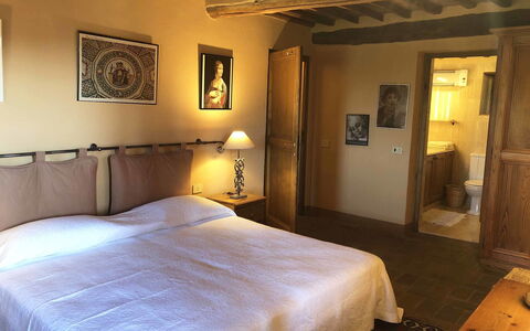 Compignano Barn: Schlafzimmer, Bett, Zimmer, Möbel, Bettdecke, Eigentum, Bettrahmen, Bedding, Matratze, Interior Design