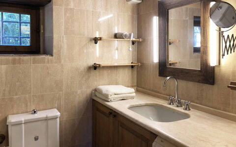 Compignano Barn: Badezimmer, Zimmer, Eigentum, Badezimmerschrank, Interior Design, Sinken, Fliese, Zapfhahn, Beleuchtung, Armatur