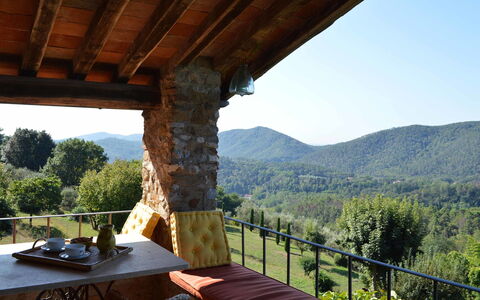 Compignano Barn: Eigentum, Haus, Zimmer, Baum, Gebäude, Grundeigentum, Himmel, Hütte, Urlaub, Veranda