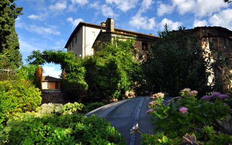 Villa Dorella Di Montaperti: Eigentum, Haus, Vegetation, Natürliche Landschaft, Zuhause, Gebäude, Hütte, Grundeigentum, Garten, Botanik