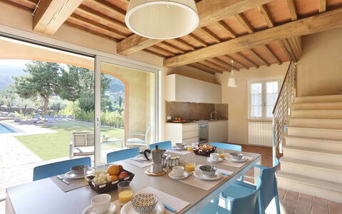 Uva: Eigentum, Gebäude, Zimmer, Grundeigentum, Interior Design, Haus, Decke, Möbel, Tabelle, Esszimmer