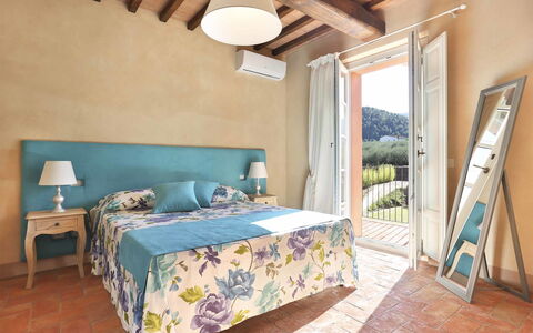 Uva: Schlafzimmer, Zimmer, Eigentum, Möbel, Bett, Bettdecke, Interior Design, Bedding, Wand, Gebäude