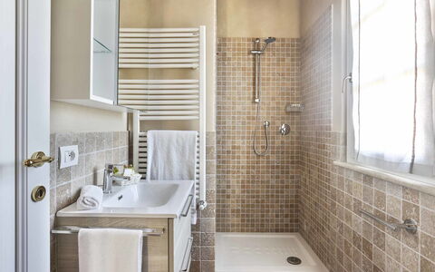 Uva: Badezimmer, Zimmer, Eigentum, Fliese, Interior Design, Fussboden, Zapfhahn, Wand, Grundeigentum, Gebäude