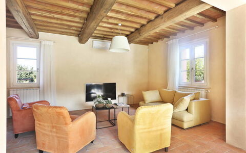 Uva: Wohnzimmer, Zimmer, Eigentum, Decke, Möbel, Interior Design, Gebäude, Fussboden, Haus, Wand
