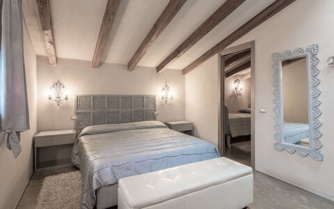 Villa Del Santo Bastiano: Schlafzimmer, Bett, Zimmer, Möbel, Eigentum, Interior Design, Bettrahmen, Bettdecke, Gebäude, Decke