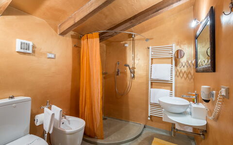 Villa Del Santo Bastiano: Badezimmer, Zimmer, Eigentum, Interior Design, Armatur, Gebäude, Toilleten Sitz, Bad Sink, Bidet, Fussboden