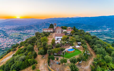Villa Del Santo Bastiano: Himmel, Natur, Wahrzeichen, Luftaufnahmen, \Stadt, Hügel, Tourismus, Stadt, Morgen, Berg