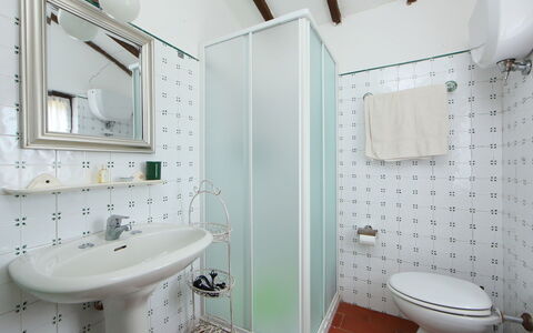 Le Nuvole: Badezimmer, Zimmer, Eigentum, Armatur, Interior Design, Lila, Toilette, Grundeigentum, Gebäude, Die Architektur