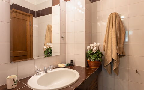 Casa La Rotta: Badezimmer, Zimmer, Eigentum, Interior Design, Fliese, Sinken, Grundeigentum, Gebäude, Decke, Zapfhahn