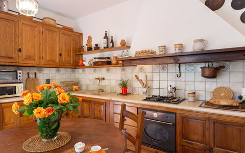 Casa La Rotta: Countertop, Zimmer, Küche, Eigentum, Cabinetry, Möbel, Interior Design, Gebäude, Haus, Fussboden