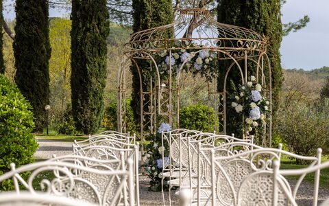 Antico Borgo San Lorenzo - Weddings And Events: Pflanze, Himmel, Blatt, Baum, Holz, Gehölz, Gras, Öffentlicher Raum, Strauch, Immergrün
