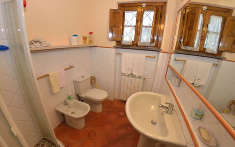 La Cipressa: Badezimmer, Zimmer, Eigentum, Fussboden, Wand, Armatur, Toilette, Haus, Interior Design, Bad Zubehör