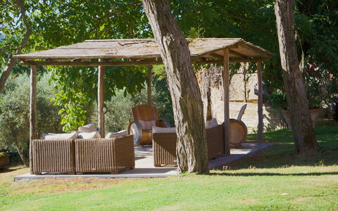 Castello D'Ombrone: Pavillon, Gazebo, Eigentum, Überdachung, Hinterhof, Schatten, Pergola, Outdoor Struktur, Baum, Gebäude