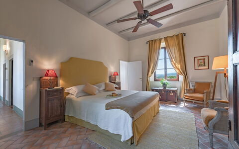 Castello D'Ombrone: Schlafzimmer, Zimmer, Möbel, Bett, Eigentum, Bettdecke, Deckenventilator, Decke, Interior Design, Gebäude