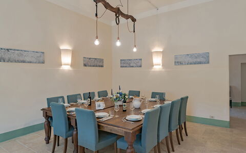 Castello D'Ombrone: Zimmer, Eigentum, Esszimmer, Gebäude, Decke, Tabelle, Interior Design, Grundeigentum, Möbel, Fussboden