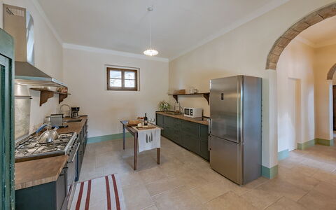 Castello D'Ombrone: Eigentum, Zimmer, Gebäude, Haus, Fussboden, Möbel, Decke, Interior Design, Grundeigentum, Küche