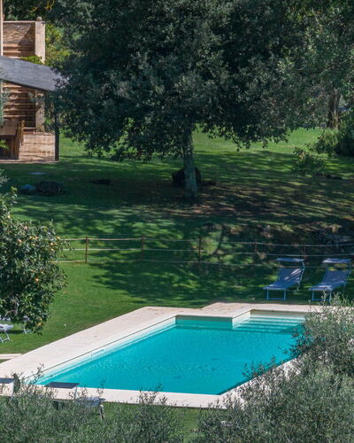 Castello D'Ombrone: Wasser, Pflanze, Gebäude, Schwimmbad, Baum, Fenster, Natürliche Landschaft, Schatten, Gras, Strauch