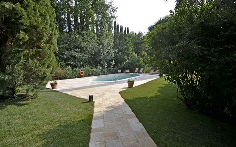Villa Del Castagno: Gras, Eigentum, Rasen, Garten, Garten, Hinterhof, Landscaping, Strauch, Landschaft, Baum
