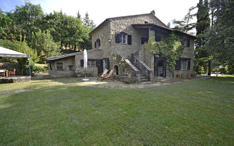 Villa Del Castagno: Eigentum, Haus, Zuhause, Rasen, Garten, Estate, Gras, Gebäude, Grundstueck, Grundeigentum