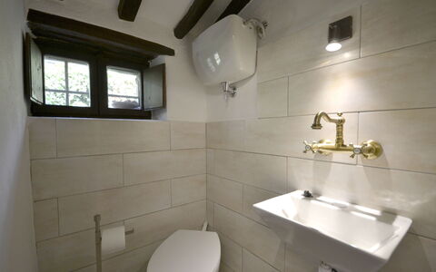 Villa Del Castagno: Badezimmer, Eigentum, Zimmer, Bad Sink, Armatur, Zapfhahn, Die Architektur, Interior Design, Gebäude, Fliese
