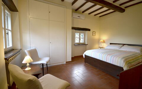 Villa Del Castagno: Schlafzimmer, Zimmer, Bett, Möbel, Eigentum, Gebäude, Interior Design, Bettdecke, Bettrahmen, Matratzenauflage