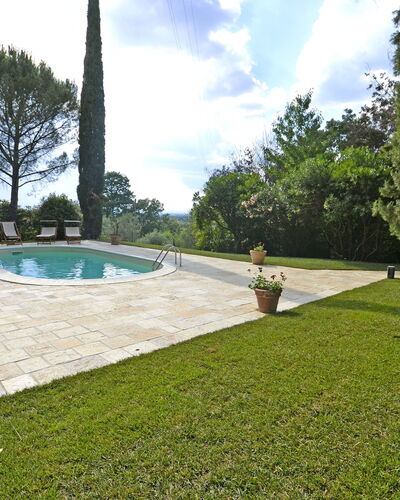 Villa Del Castagno: Eigentum, Gras, Estate, Grundeigentum, Rasen, Haus, Baum, Schwimmbad, Garten, Grundstueck