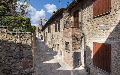Castiglione Della Pescaia 800: Wand, Eigentum, \Stadt, Gebäude, Himmel, Strasse, Haus, Die Architektur, Nachbarschaft, Steinwand