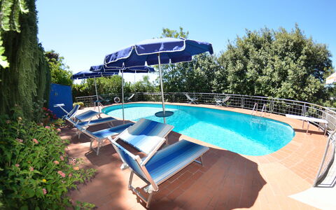 Il Corbezzolo: Schwimmbad, Eigentum, Grundeigentum, Resort, Freizeit, Urlaub, Wasserpark, Schatten, Gebäude, Gartenmöbel
