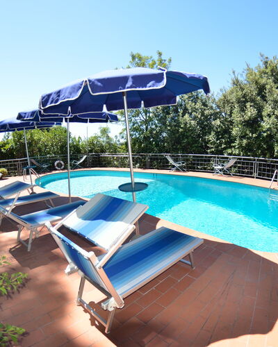 Il Corbezzolo: Schwimmbad, Eigentum, Grundeigentum, Resort, Freizeit, Urlaub, Wasserpark, Schatten, Gebäude, Gartenmöbel