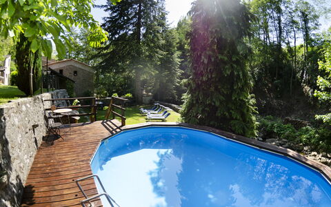 Il Molino: Wasser, Pflanze, Gebäude, Baum, Schwimmbad, Gewässer, Freizeit, Natürliche Landschaft, Schatten, Gras