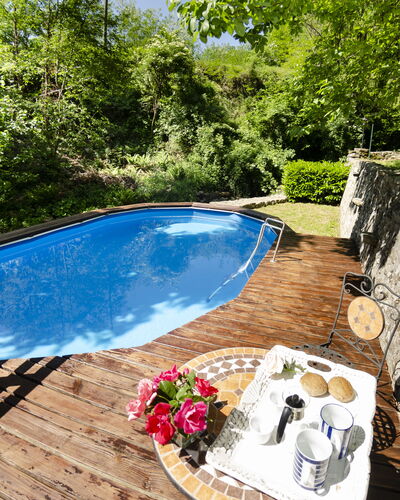 Il Molino: Wasser, Pflanze, Eigentum, Schwimmbad, Blume, Baum, Gartenmöbel, Gewässer, Schatten, Holz