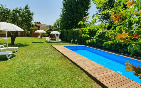 La Capannella: Pflanze, Schatten, Baum, Himmel, Schwimmbad, Gebäude, Gartenmöbel, Wasser, Grundeigentum, Flooring