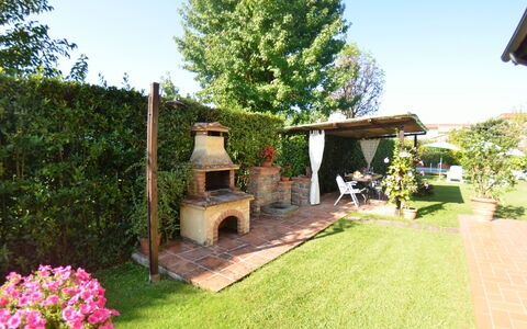 La Capannella: Eigentum, Haus, Garten, Hinterhof, Hütte, Garten, Grundeigentum, Gebäude, Gras, Baum