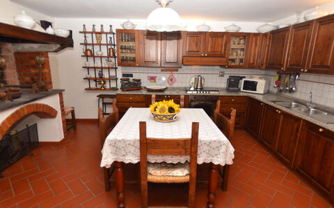 Petra: Zimmer, Eigentum, Möbel, Küche, Countertop, Gebäude, Cabinetry, Interior Design, Grundeigentum, Esszimmer