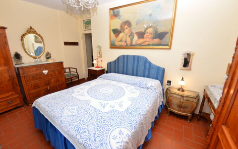 Petra: Schlafzimmer, Bett, Zimmer, Möbel, Eigentum, Bettdecke, Bettrahmen, Fussboden, Bedding, Matratze