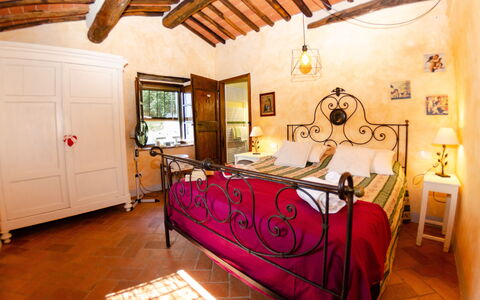 Podere L'istrice: Schlafzimmer, Zimmer, Eigentum, Möbel, Bett, Interior Design, Gebäude, Decke, Bettrahmen, Bettdecke