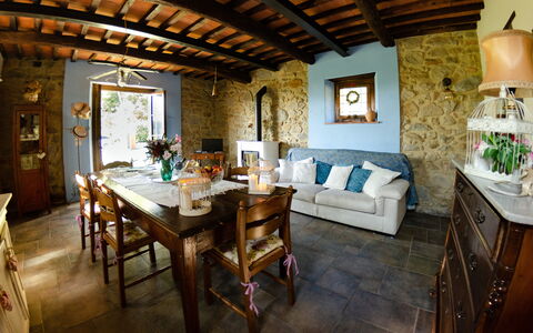 Podere L'istrice: Zimmer, Eigentum, Gebäude, Interior Design, Möbel, Esszimmer, Tabelle, Wohnzimmer, Haus, Decke