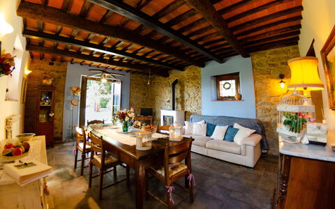 Podere L'istrice: Eigentum, Zimmer, Gebäude, Interior Design, Decke, Möbel, Grundeigentum, Haus, Estate, Wohnzimmer