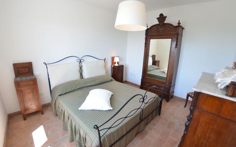 Podere San Martino: Schlafzimmer, Möbel, Zimmer, Bett, Eigentum, Bettrahmen, Bettdecke, Interior Design, Bedding, Fussboden