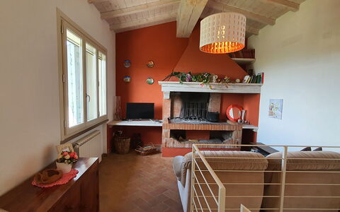 Podere San Martino: Eigentum, Gebäude, Fenster, Regal, Regale, Holz, Orange, Interior Design, Wohnzimmer, Flooring