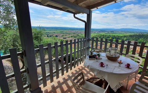 Podere San Martino: Himmel, Wolke, Möbel, Tabelle, Stuhl, Interior Design, Zaun, Holz, Veranda, Hütte