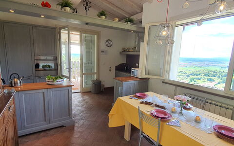 Podere San Martino: Cabinetry, Tabelle, Eigentum, Möbel, Fenster, Countertop, Holz, Küche, Interior Design, Küchengerät