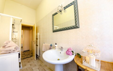Villa Elisa: Badezimmer, Zimmer, Eigentum, Interior Design, Grundeigentum, Gebäude, Haus, Sinken, Möbel, Armatur