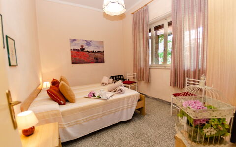 Villa Elisa: Zimmer, Eigentum, Möbel, Interior Design, Schlafzimmer, Gebäude, Bett, Suite, Decke, Haus
