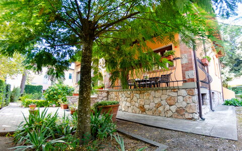 Villa Elisa: Eigentum, Haus, Gebäude, Baum, Grundeigentum, Zuhause, Die Architektur, Landschaft, Pflanze, Zimmer