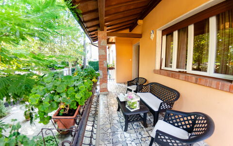 Villa Elisa: Eigentum, Gebäude, Grundeigentum, Zimmer, Veranda, Haus, Terrasse, Hütte, Balkon, Villa