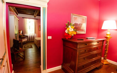 Villa Il Borghetto: Zimmer, Möbel, Eigentum, Rot, Interior Design, Haus, Gebäude, Fussboden, Rosa, Kommode