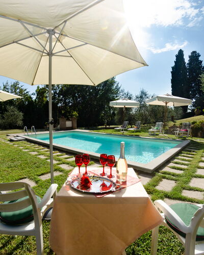Villa Il Borghetto: Eigentum, Grundeigentum, Haus, Schwimmbad, Gebäude, Tabelle, Estate, Zuhause, Regenschirm, Hinterhof