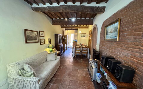 Casina Bella Di Lucca: Möbel, Wand, Interior Design, Flooring, Couch, Holz, Fussboden, Decke, Zimmer, Wohnzimmer