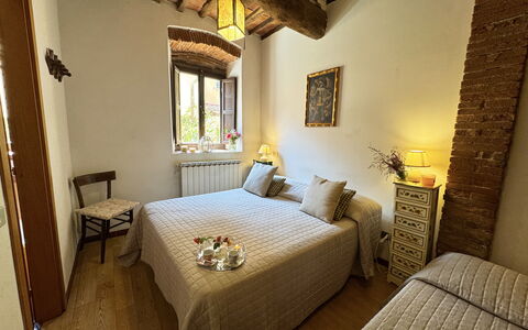 Casina Bella Di Lucca: Wand, Schlafzimmer, Holz, Möbel, Bett, Bettdecke, Bedding, Interior Design, Flooring, Zimmer